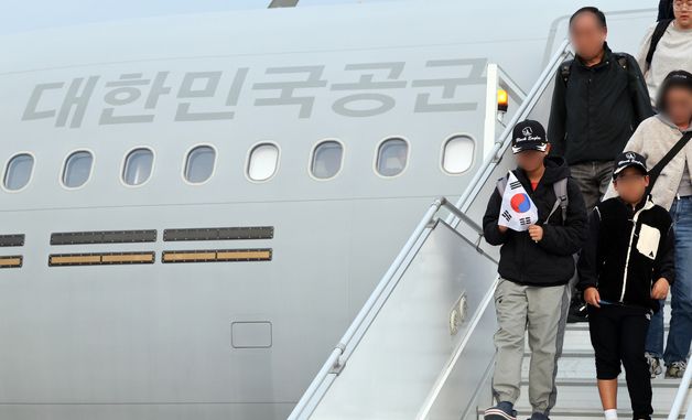 '블랙이글스 모자 쓰고 귀국'