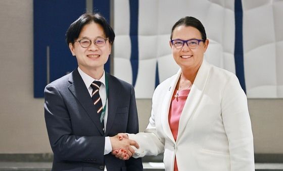 김정관 장관, 매들린 킹 호주 자원·북호주 장관과 면담