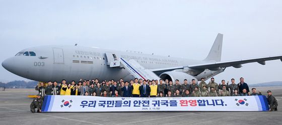 안규백 장관, 중동 교민 귀환 작전 마친 공군 격려