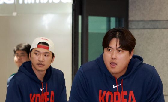 WBC 마치고 입국하는 류현진과 노경은
