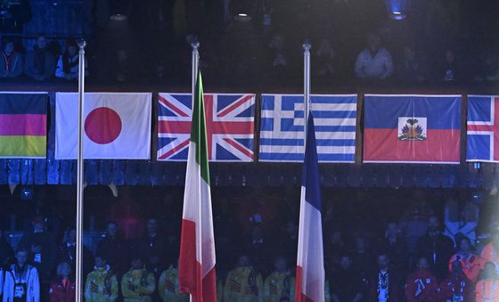 다음 개최지 프랑스기 게양