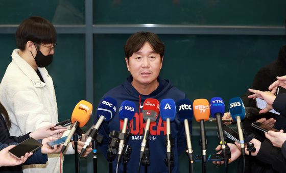 '17년만에 WBC 8강' 취재진 질문에 답변하는 류지현 감독