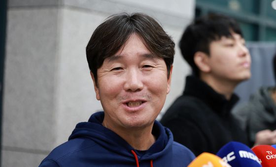 미소 보이는 류지현 감독