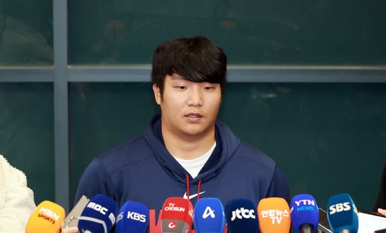 취재진 질문에 답하는 문보경