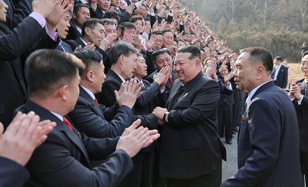 탄광 근로자들과 한명씩 악수하는 김정은