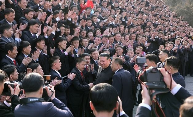 천성청년탄광 노동자들 격려하는 김정은