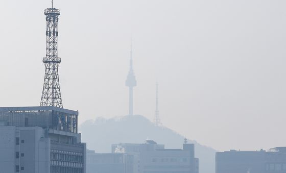 뿌옇게 보이는 남산 타워
