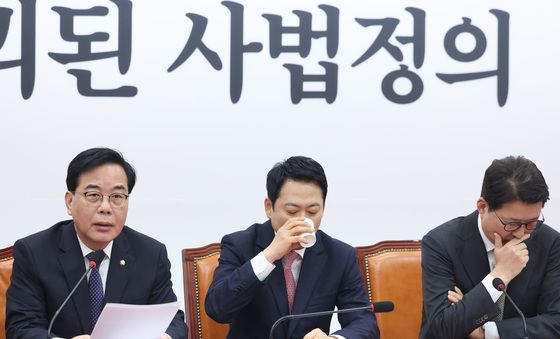 목 축이는 장동혁 대표