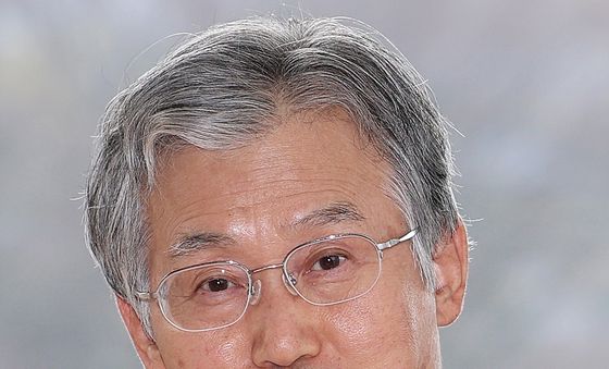 출근하는 조희대 대법원장