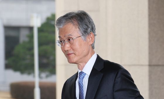 출근하는 조희대 대법원장