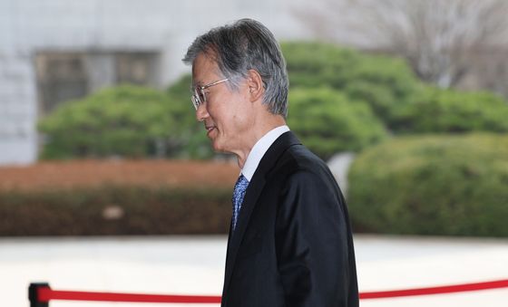 출근하는 조희대, '옅은 미소'