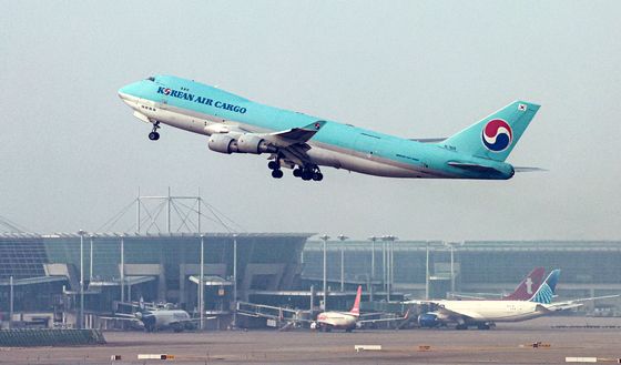 치솟는 유가에 항공 유류할증료도 뛴다