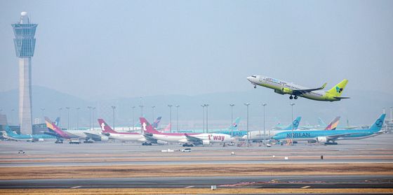 치솟는 국제유가···항공 유류할증료도 뛴다