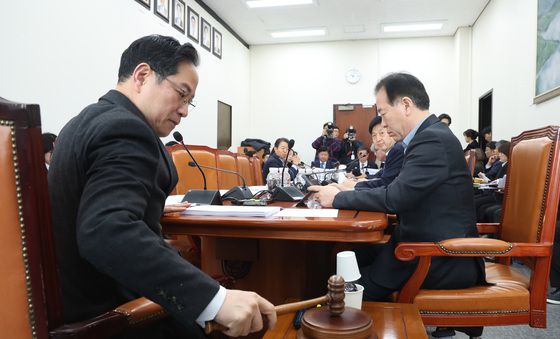 조세소위원회 주재하는 박수영