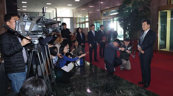 취재진 앞에 선 정동영 통일부 장관