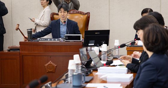 의사봉 두드리는 윤건영 행안위 법안심사1소위원장
