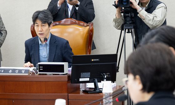 행안위 법안심사1소위 주재하는 윤건영 소위원장