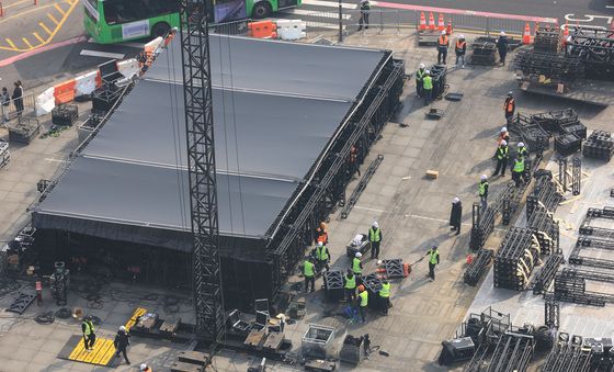 'BTS 컴백 공연 D-5' 앞두고 무대 설치 시작