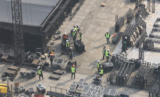 'BTS 컴백 공연 D-5' 앞두고 무대 설치 시작