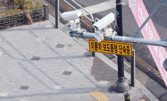 '이륜차 보도통행 안됩니다'