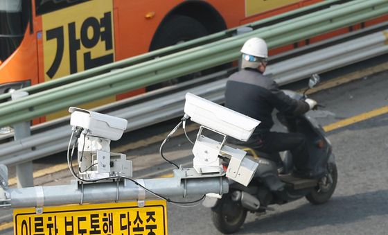 '이륜차 보도통행 단속중'