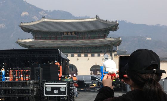 BTS 컴백 공연 펼쳐질 광화문 찾은 팬