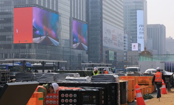 BTS 컴백 공연 무대 설치중인 광화문 광장