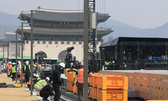 BTS 컴백 공연 무대 설치중인 광화문 광장