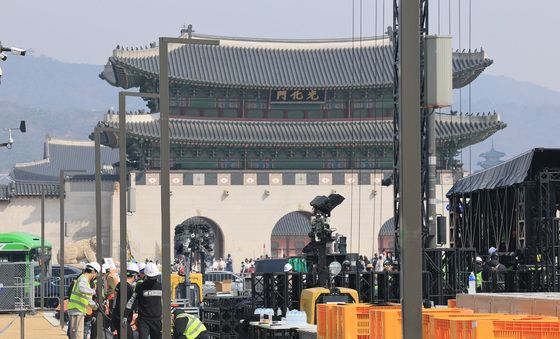 BTS 컴백 공연 무대 설치중인 광화문 광장