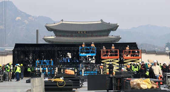 BTS 컴백 공연 무대 설치중인 광화문 광장