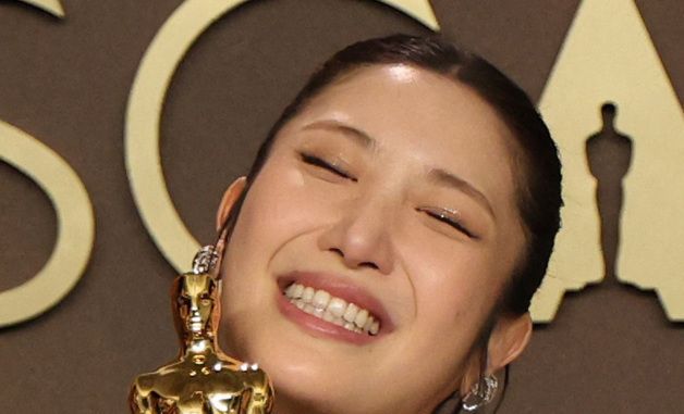 이재, 美 아카데미 주제가상 트로피 들고 활짝