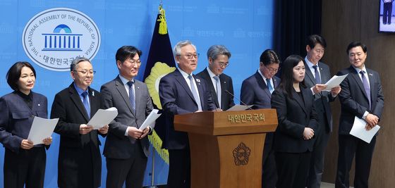 기자회견하는 더민초