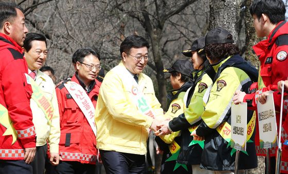 봄철 산불예방 당부하는 윤호중 장관