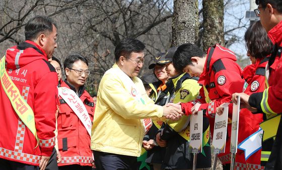 윤호중 장관 "산불예방 힘써주세요"