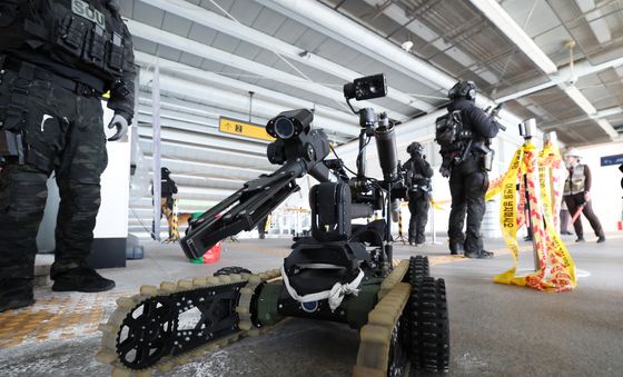 폭발물 처리하는 로봇