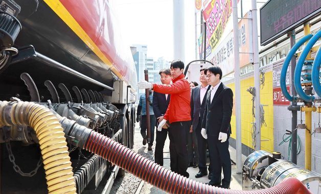 최고가격제 시행 후 알뜰주유소 현장점검하는 김정관 장관