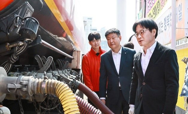 탱크로리 입하과정 참관하는 김정관 장관