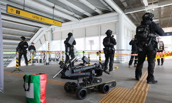 폭발물 처리하는 로봇