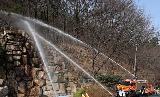 '산불 대비' 산불진화차량 고압 방수 시연