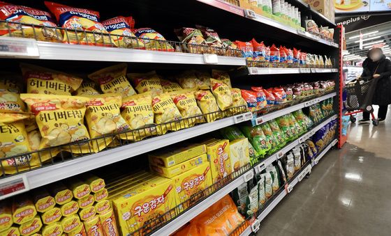 정부, 과자·아이스크림 가격 인하 검토