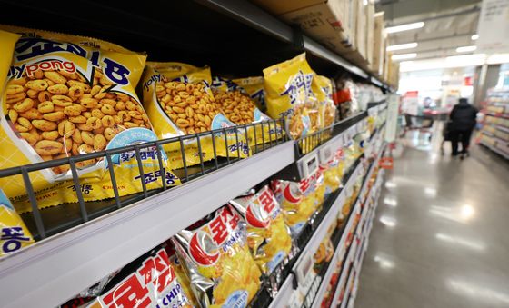 물가 잡기 나선 정부, 과자·아이스크림 가격인하 검토