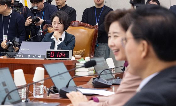 법사위 전체회의 안건미정에 헛웃음 짓는 나경원 의원
