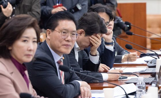 머리 감싼 신동욱 의원