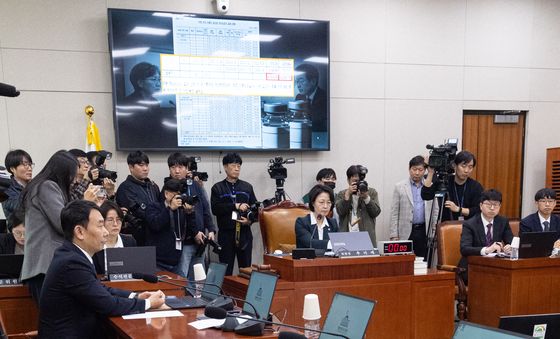 법사위 전체회의 불참한 민주당 의원들의 빈자리