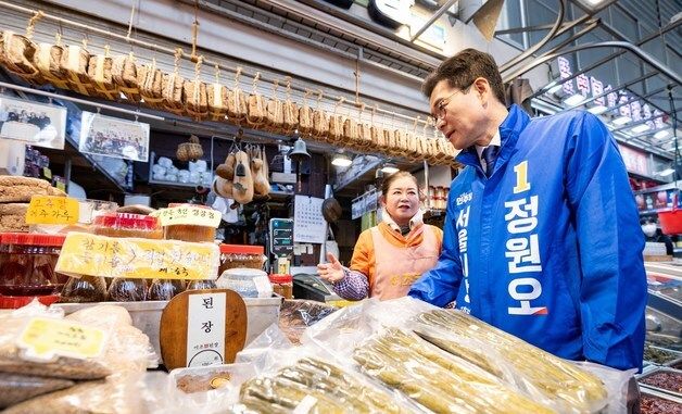 시장 상인과 대화 나누는 정원오 서울시장 예비후보