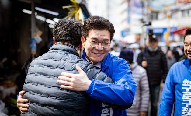 시민과 포옹하는 정원오 예비후보