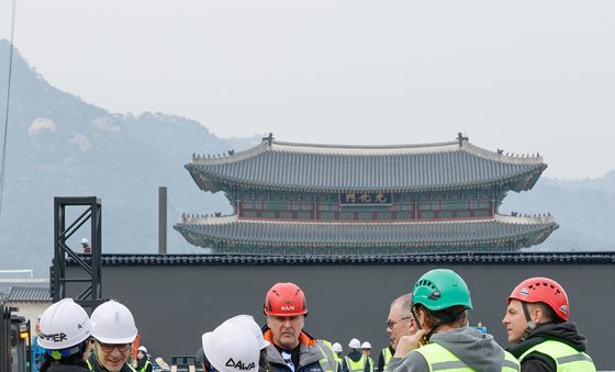 BTS 무대 살피는 외국인 스태프들