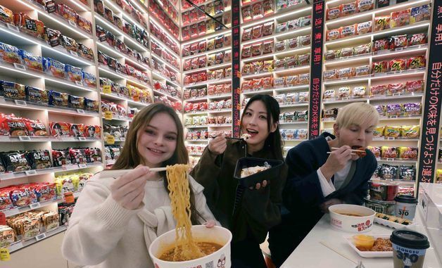 이마트24, 라면 아카이브 편의점 'K-푸드랩 명동점' 오픈