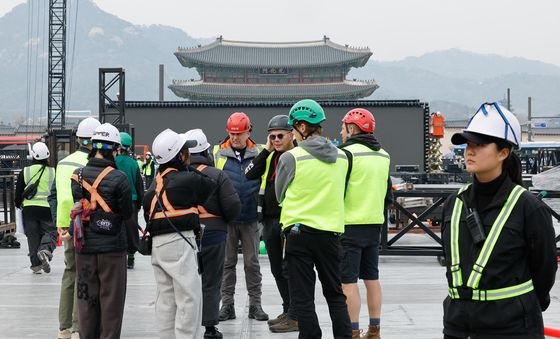 BTS 무대 현장 살피는 외국인 스태프들