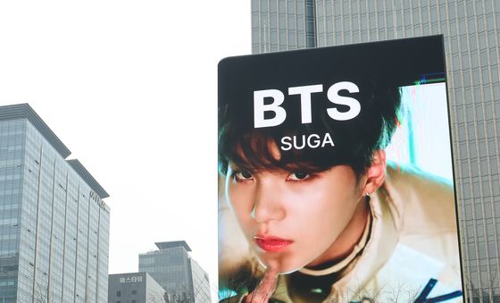 아미, BTS 컴백 광고 '찰칵'